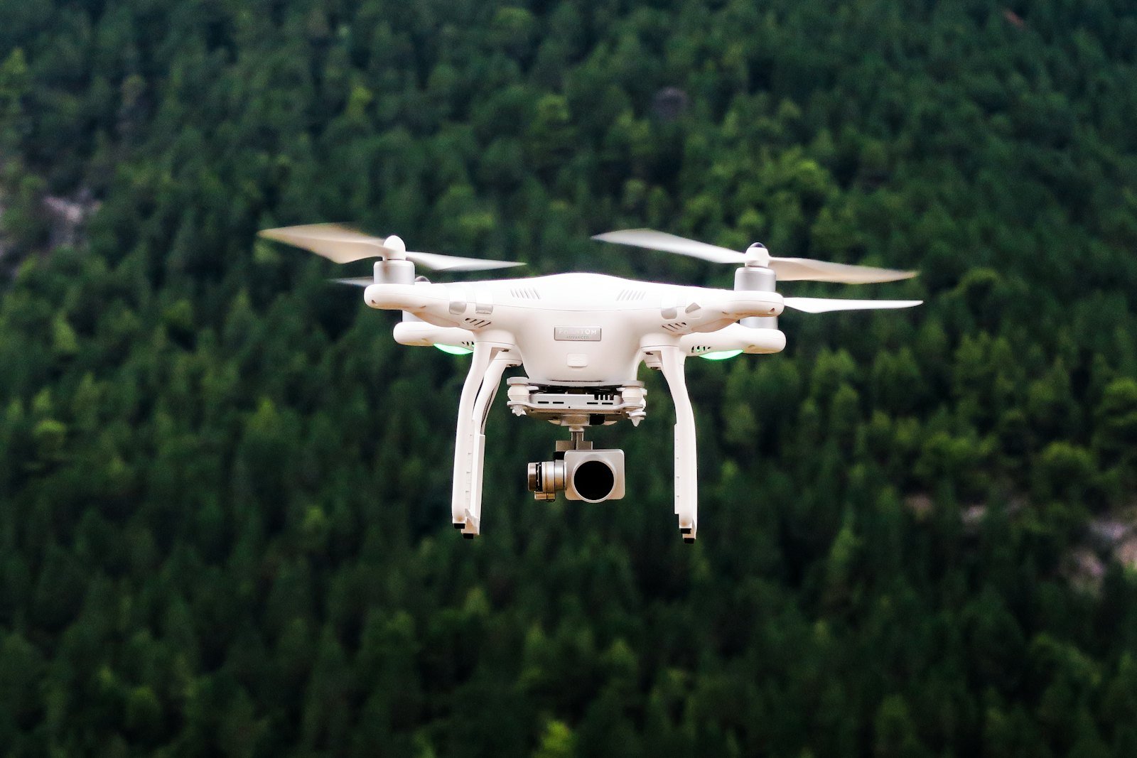 Drone in volo sopra un bosco Drone in volo sopra un bosco